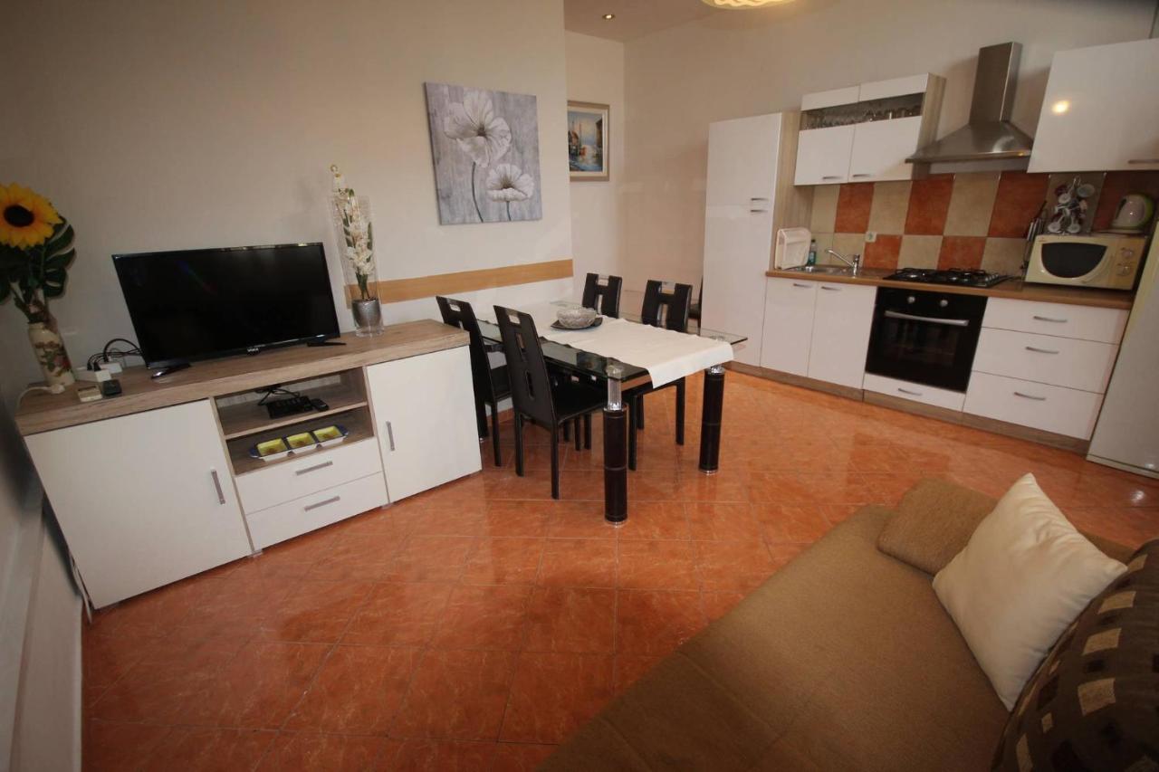 Family Apartment Mirela Borik Zára Kültér fotó