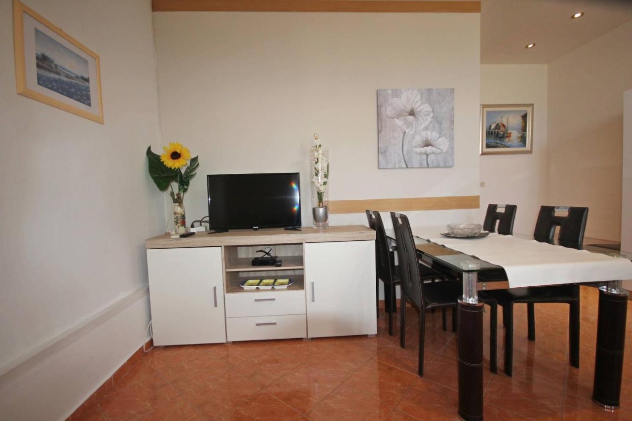 Family Apartment Mirela Borik Zára Kültér fotó